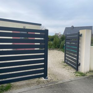 Ouvert devant